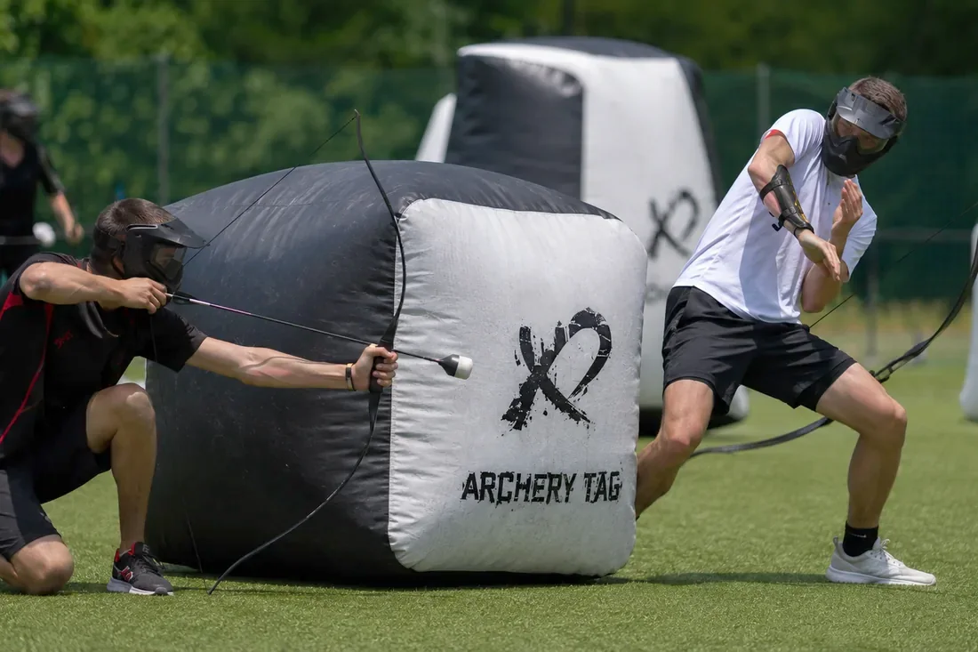 Arrow Tag: Bogenschießen trifft Völkerball: mit gepolsterten Pfeilen, taktisch im Team.