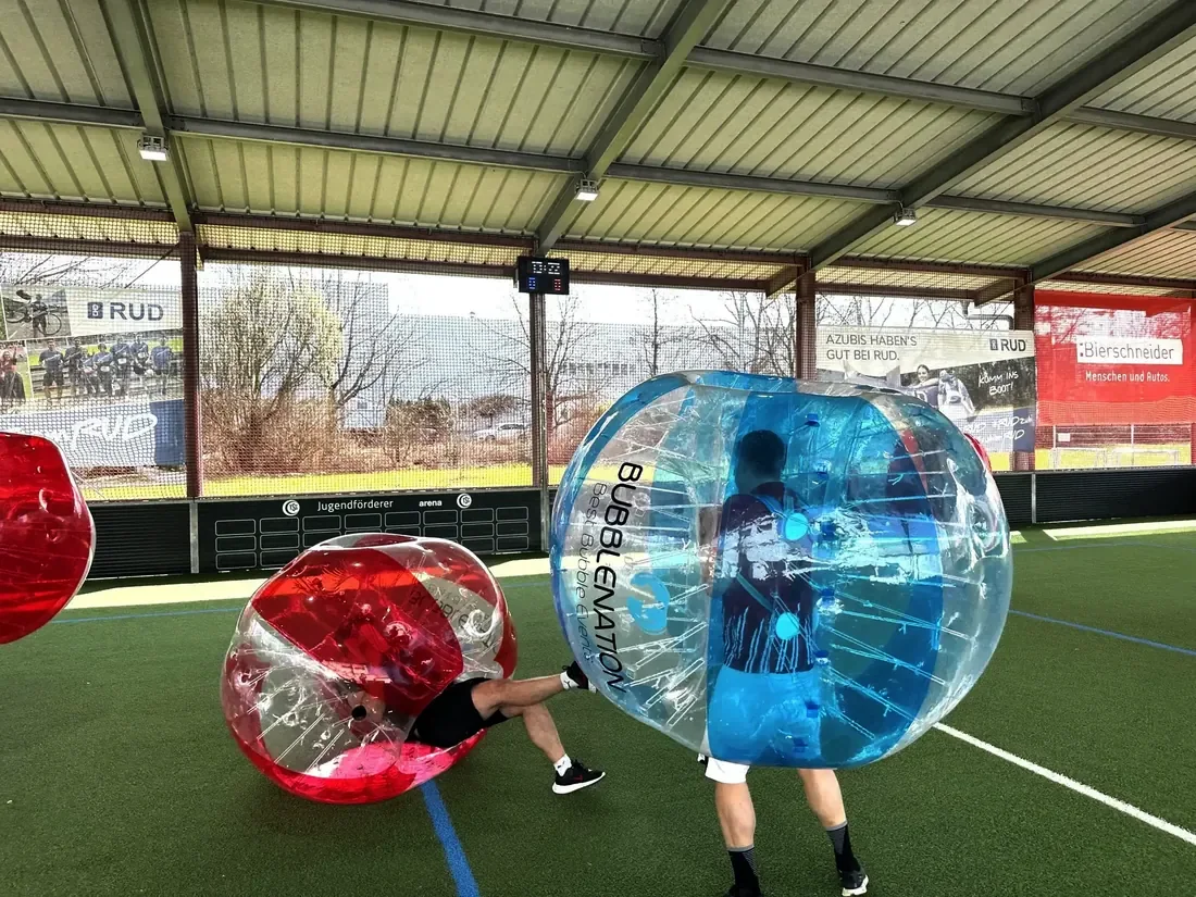 Bubble Soccer: Fußball im aufblasbaren Ball. Der Eisbrecher, bei dem jeder mitmacht.