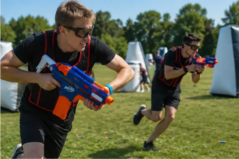 Nerf Wars: Team-Taktik mit Schaumstoff-Dartern im Parcours mit Deckung.